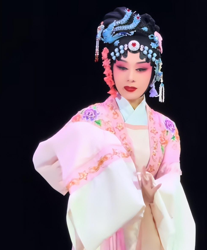 回顾黄梅戏吴亚玲24岁嫁院长老公成五朵金花中幸福的女人