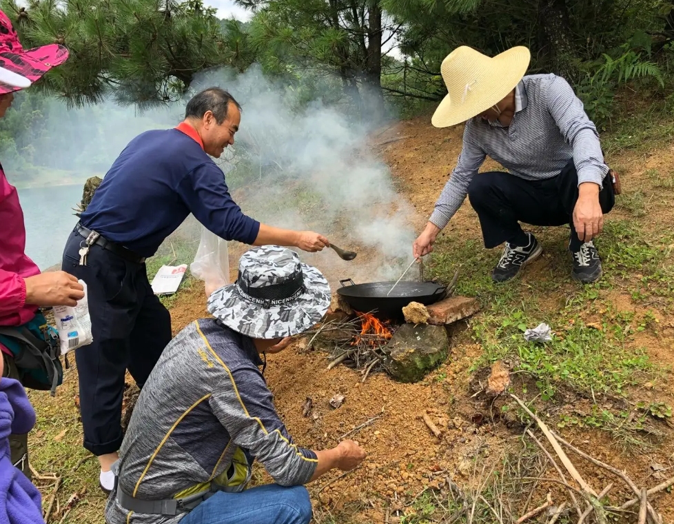 我军挖"无烟灶"解决问题