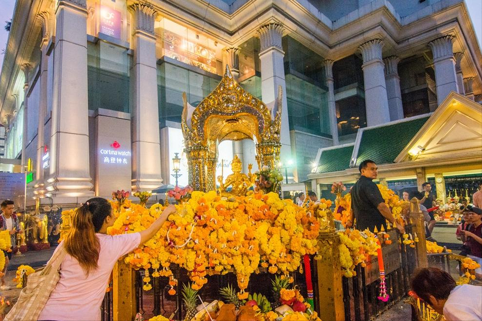 王石夫妇泰国下跪拜佛还愿田朴珺脖颈纹身瞩目3岁女儿疑随行