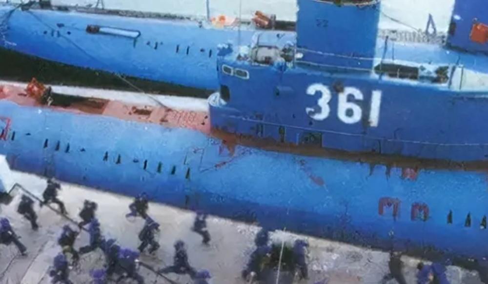 回顾渔民发现一潜艇将门打开后70具海军遗体躺在里面