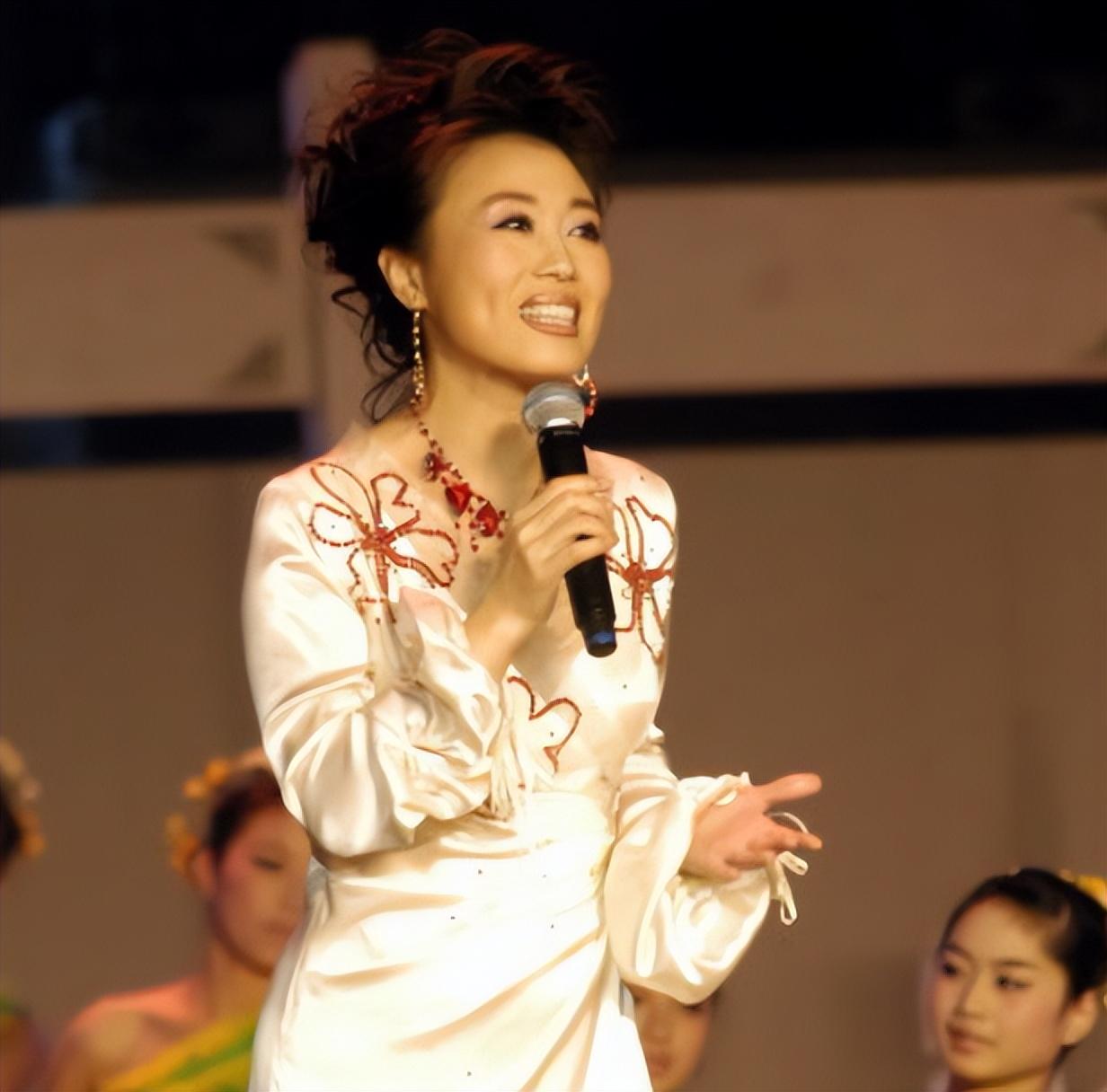 回顾黄梅戏吴亚玲24岁嫁院长老公成五朵金花中幸福的女人