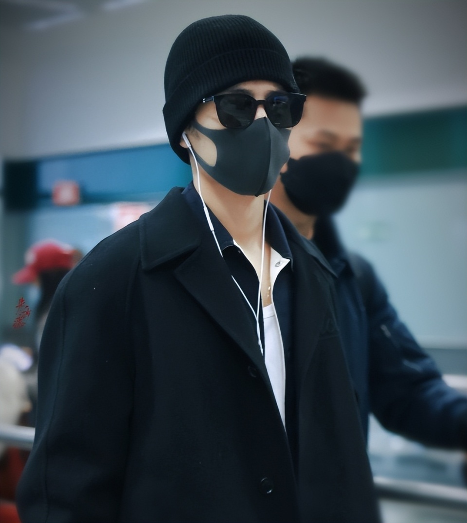 米兰这一天:古力娜扎"诱人",曾黎水蛇腰抢镜,任嘉伦咋长这样了