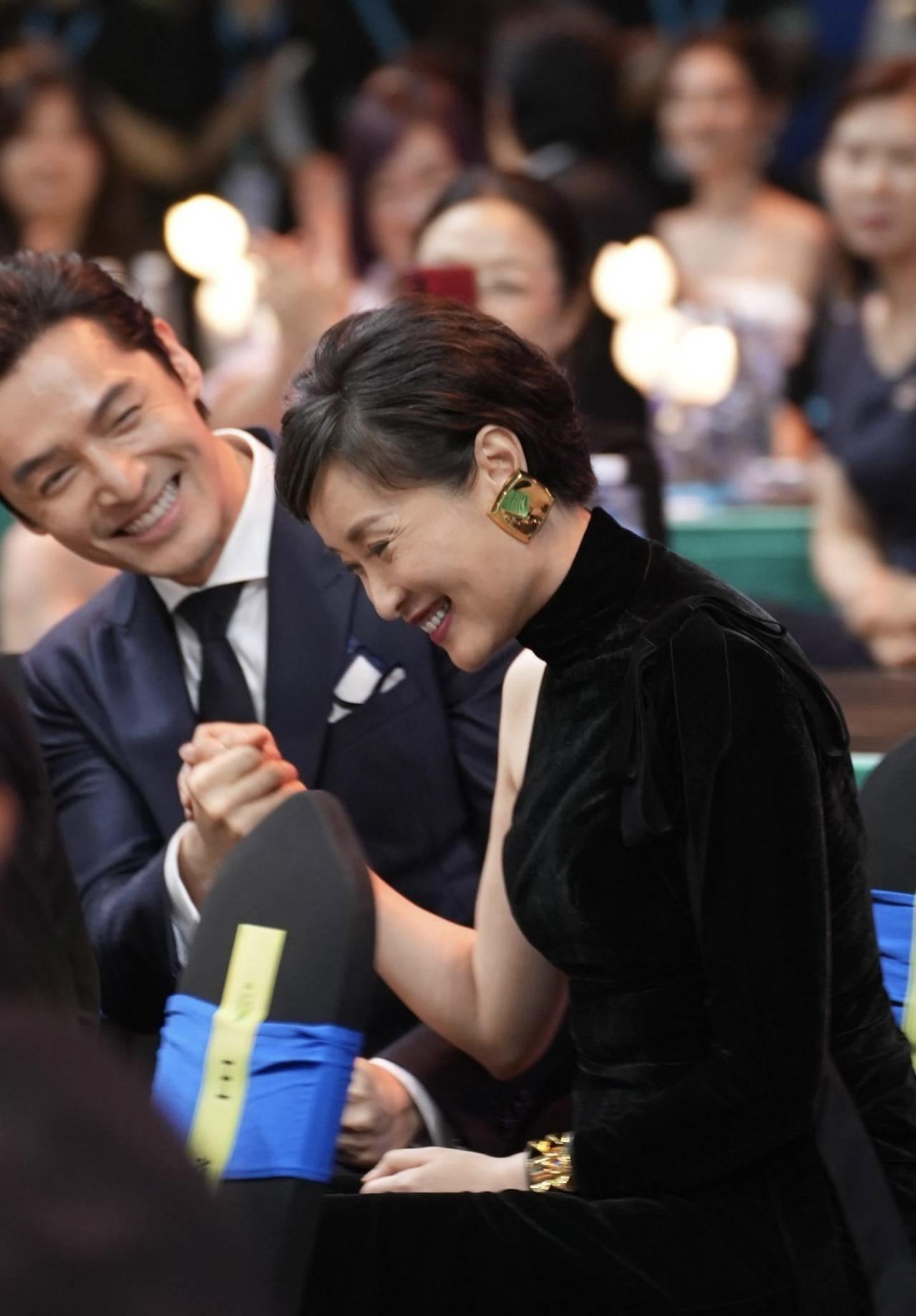 吴越脸大又显老到底算不算大美女?看看她和袁泉的合照你就有答案