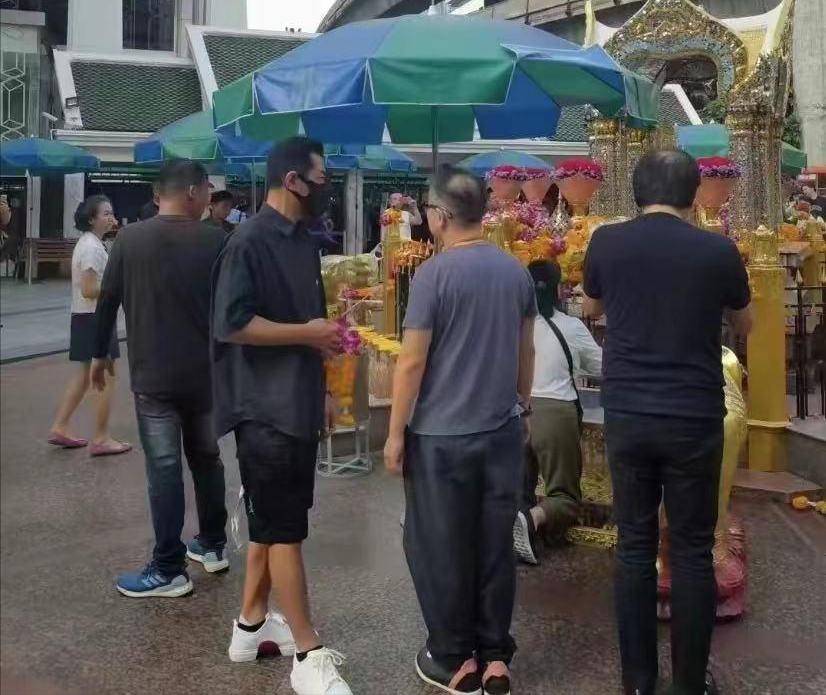 古天乐现身泰国拜四面佛送4头金象眼神上热搜王石夫妇也在