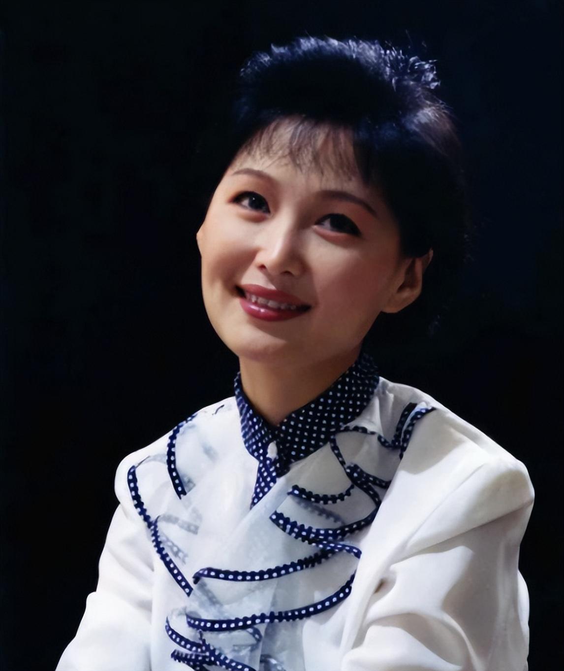 回顾黄梅戏吴亚玲24岁嫁院长老公成五朵金花中幸福的女人