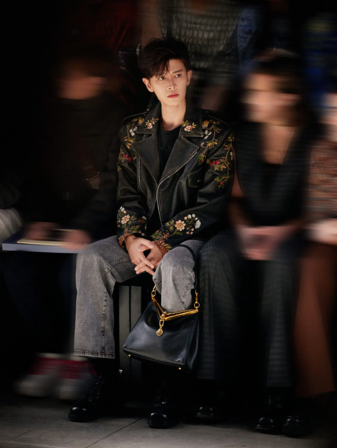 看完32岁肖战和34岁任嘉伦秀场生图才明白什么叫顶级骨相