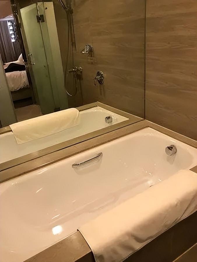 酒店浴缸作为一种高端设施,深受顾客欢迎,舒适温暖的热水,能够让疲惫