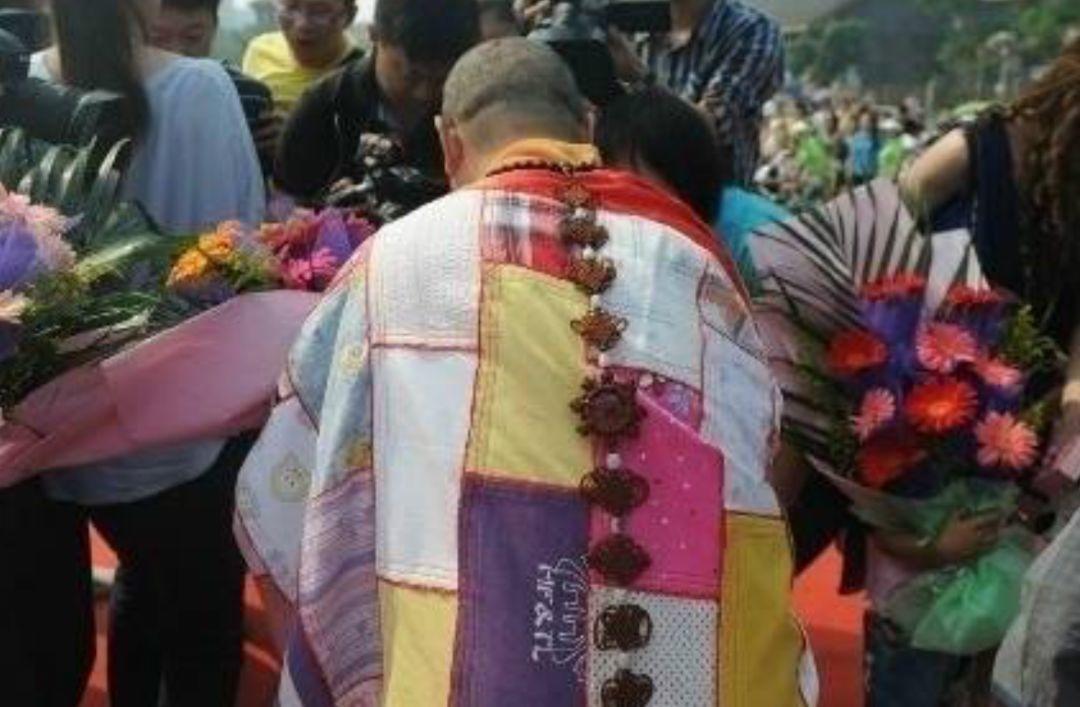 回顾08年汶川地震高僧破三戒收留孕妇诞生108名罗汉娃后如何