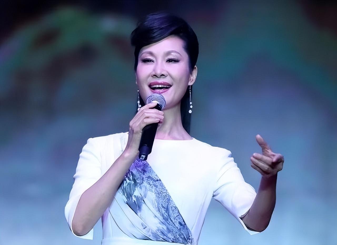 回顾歌手于文华生下女儿就被抛弃转身嫁给网恋小伙今怎样了