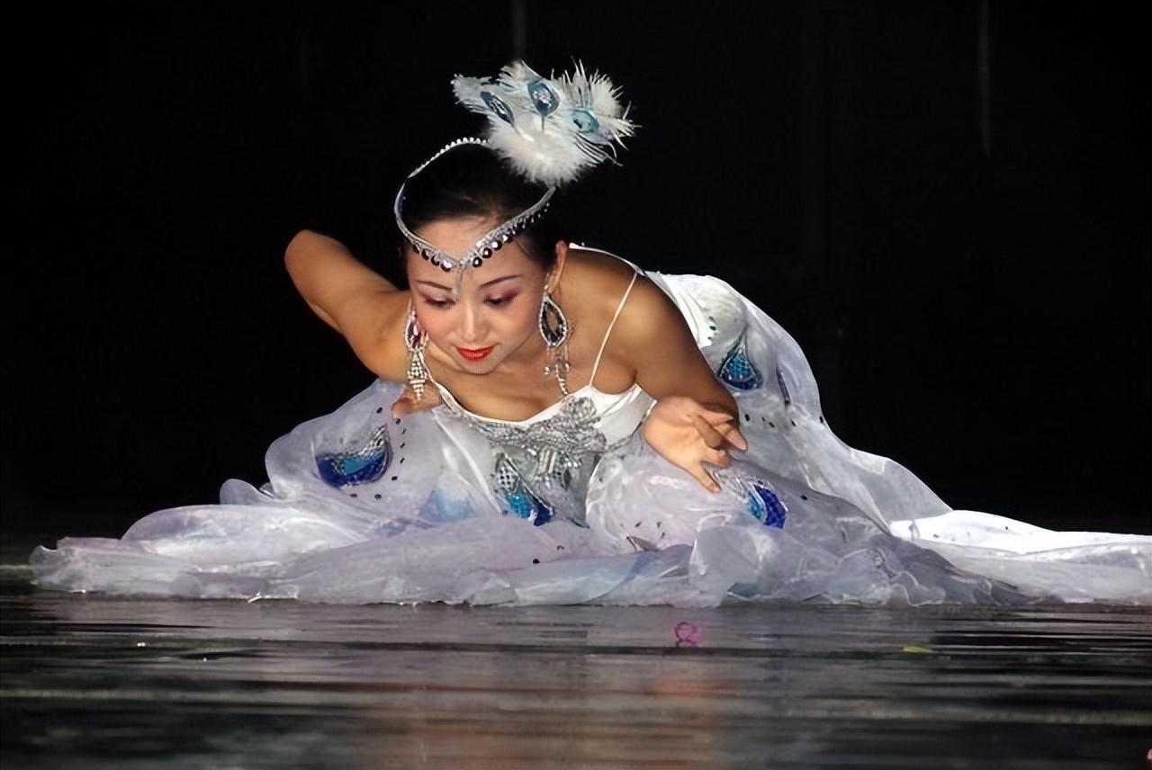 回顾"千手观音"邰丽华:2岁失聪,春晚走红后隐退如今怎样了?