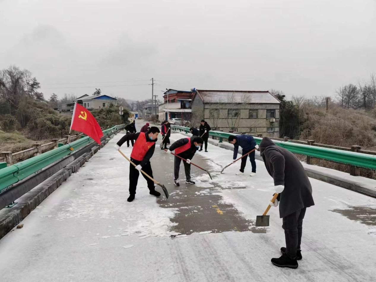 怀宁县黄龙镇"两代表一委员"积极助力铲冰除雪行动
