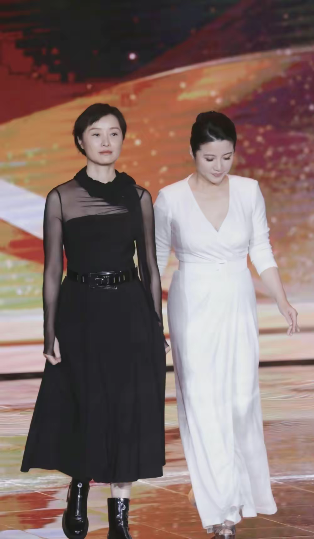 吴越脸大又显老到底算不算大美女?看看她和袁泉的合照你就有答案