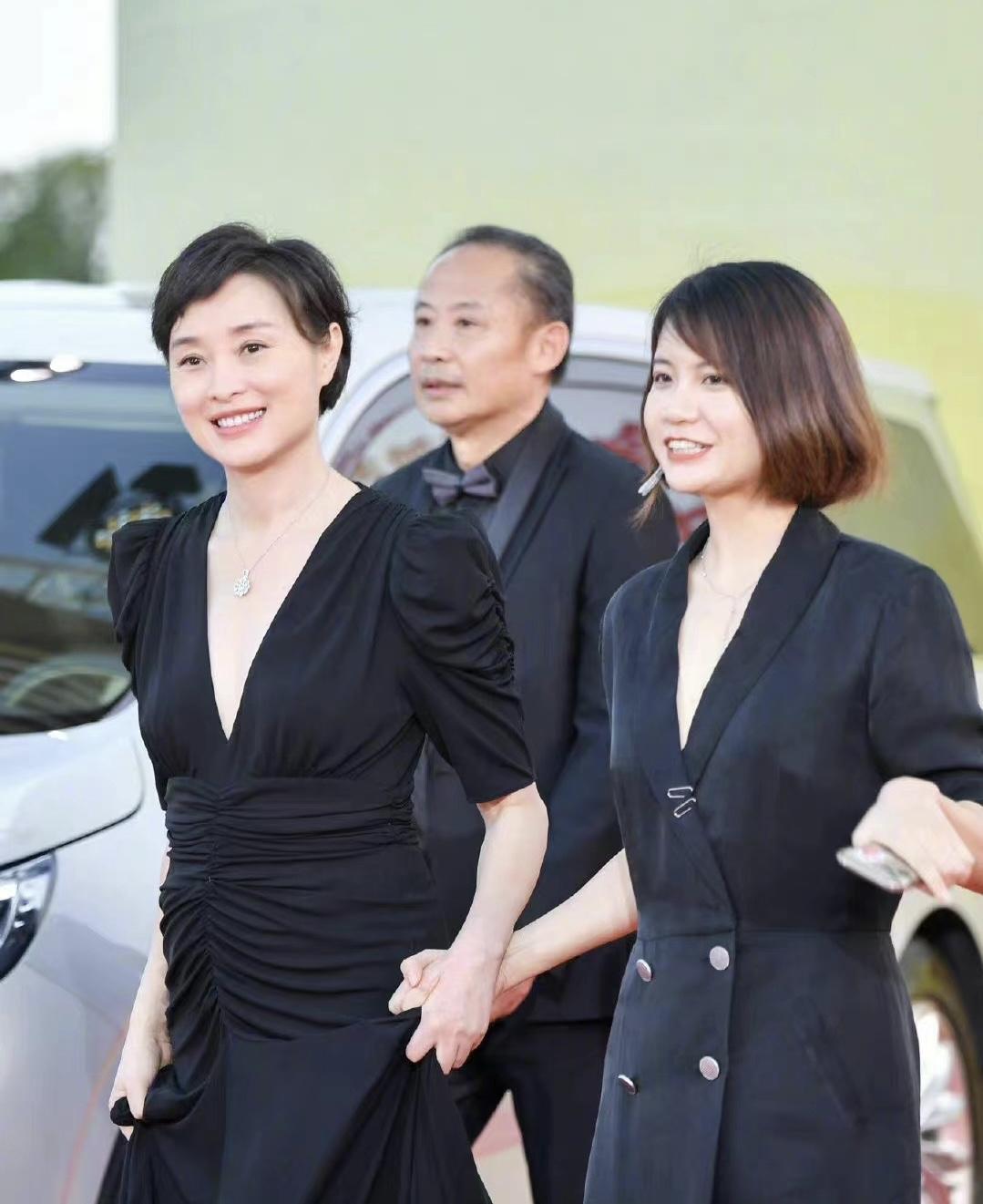 吴越脸大又显老到底算不算大美女?看看她和袁泉的合照你就有答案