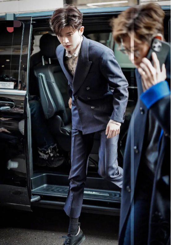 看完32岁肖战和34岁任嘉伦秀场生图才明白什么叫顶级骨相