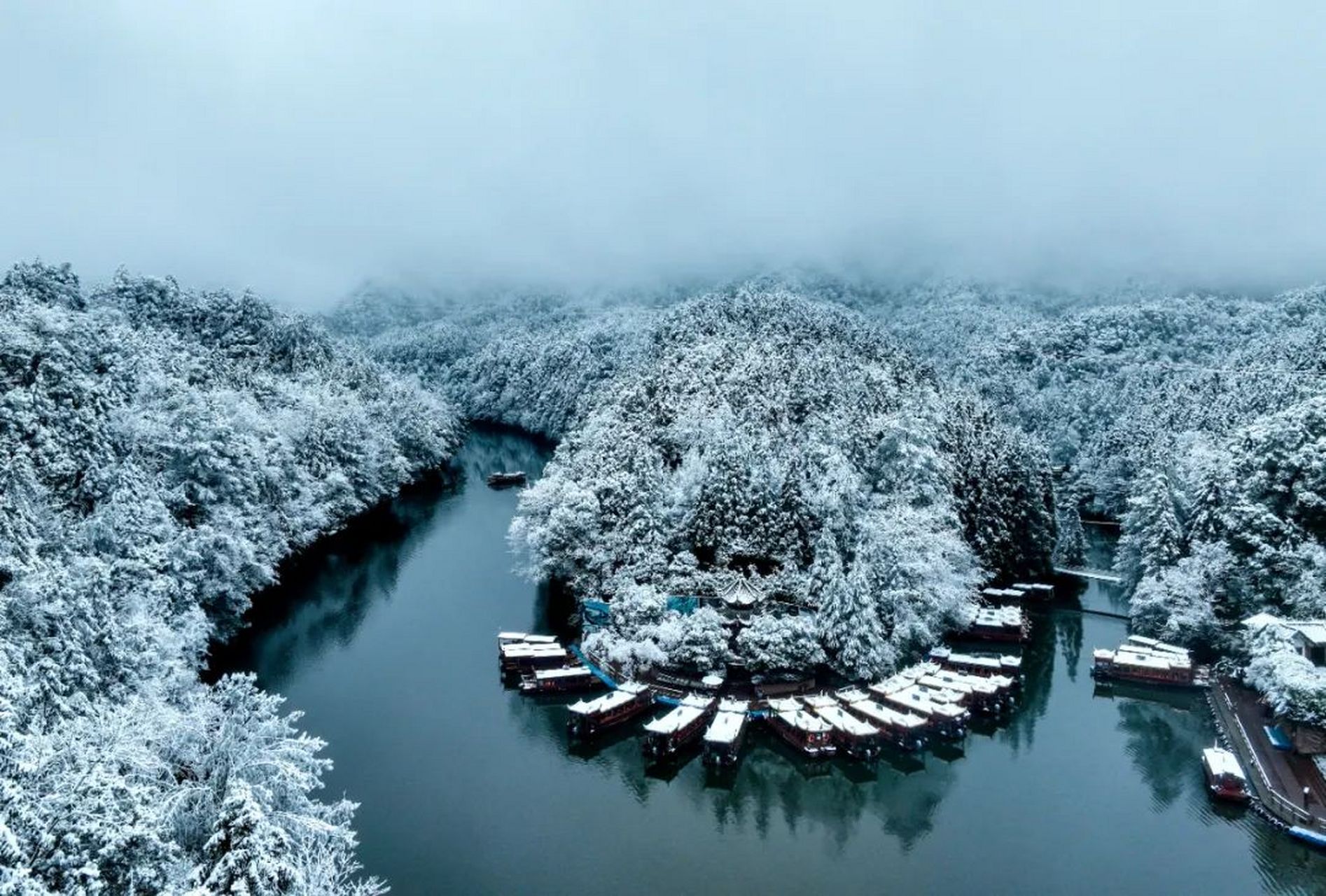 醉人雪景也是吸引了不少游客朋友们  来到四面山堆雪人,打雪仗,拍雪景