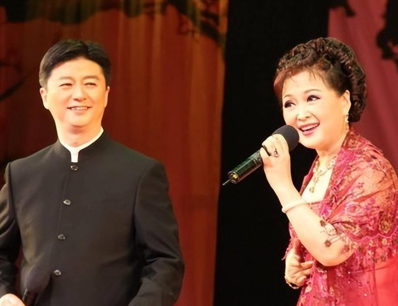 回顾黄梅戏吴亚玲24岁嫁院长老公成五朵金花中幸福的女人