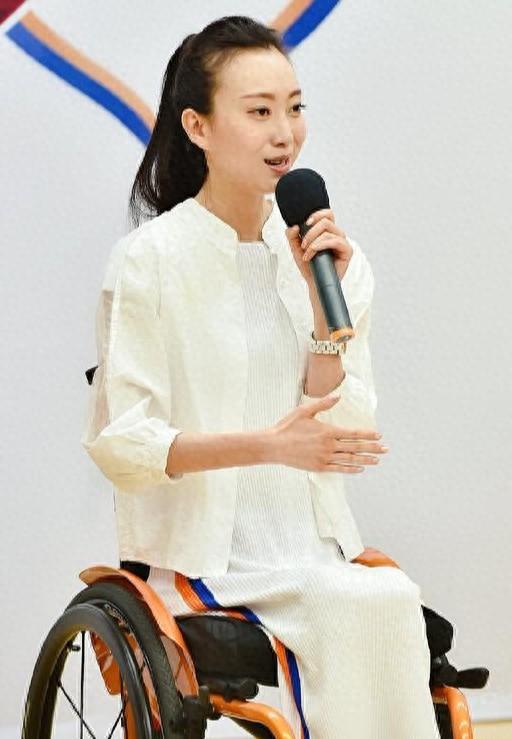 为了发掘女儿的多元潜力,刘岩三周岁开始涉猎舞蹈,音乐等多种艺术领域