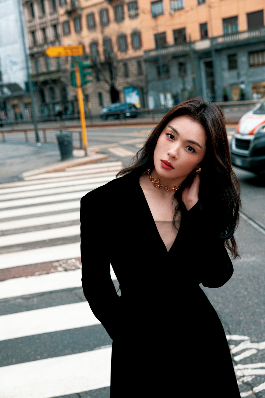 刘涛现身米兰街头一袭黑色长款大衣优雅知性端庄大方,红唇金链子时尚