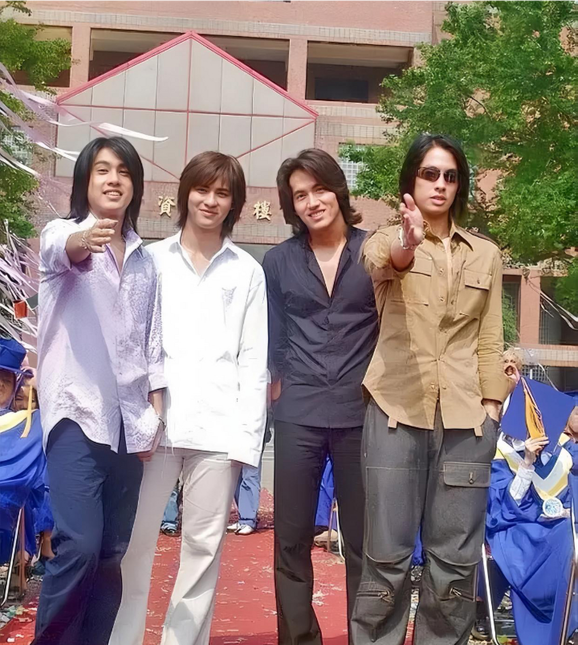 周渝民  言承旭  朱孝天   吴建豪这种穿搭,当年是很流行的,网吧仁乔