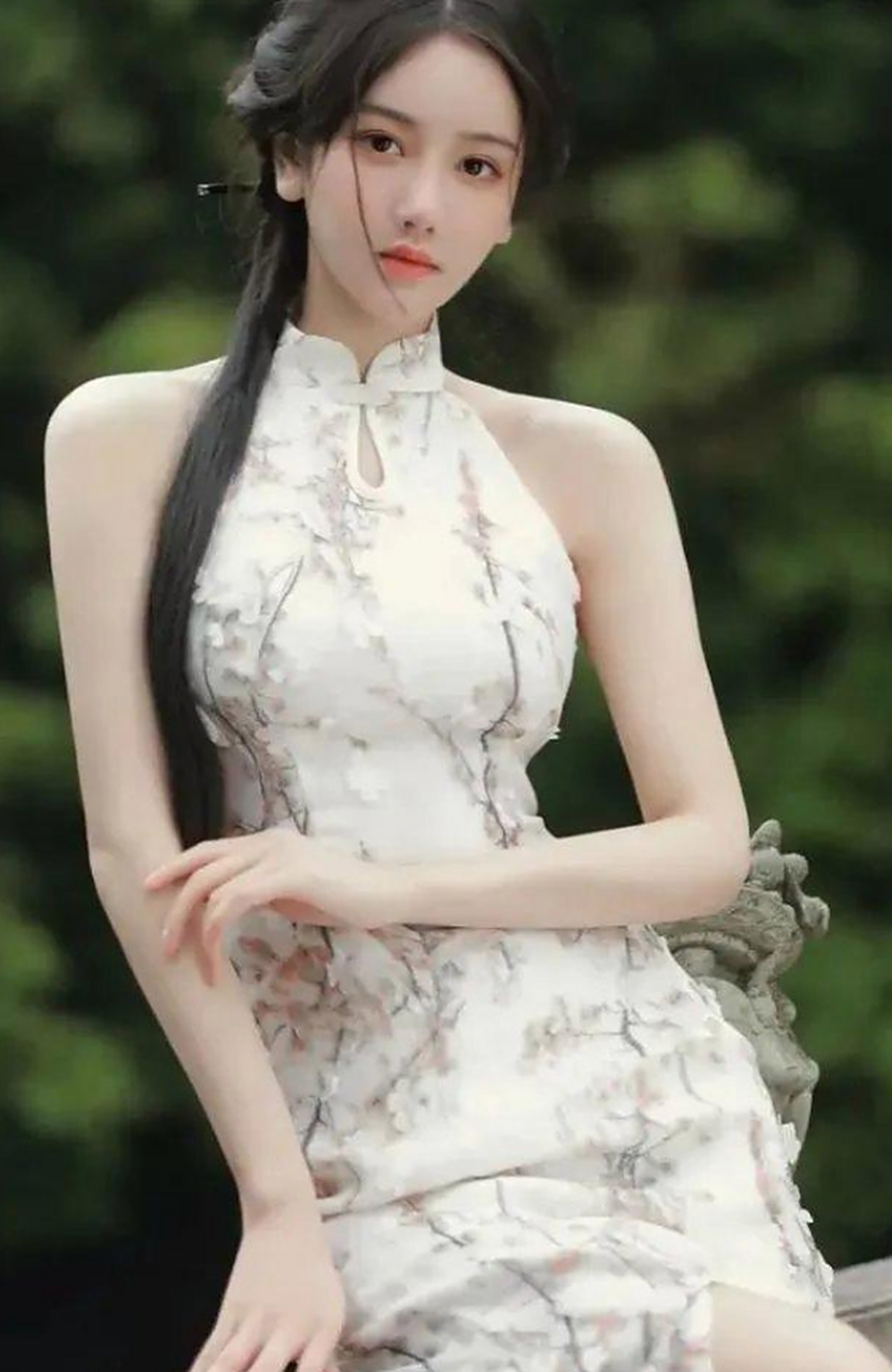 果然还是小巧玲珑的女人穿旗袍好看啊,身材高挑的,显得有一点骨架大.