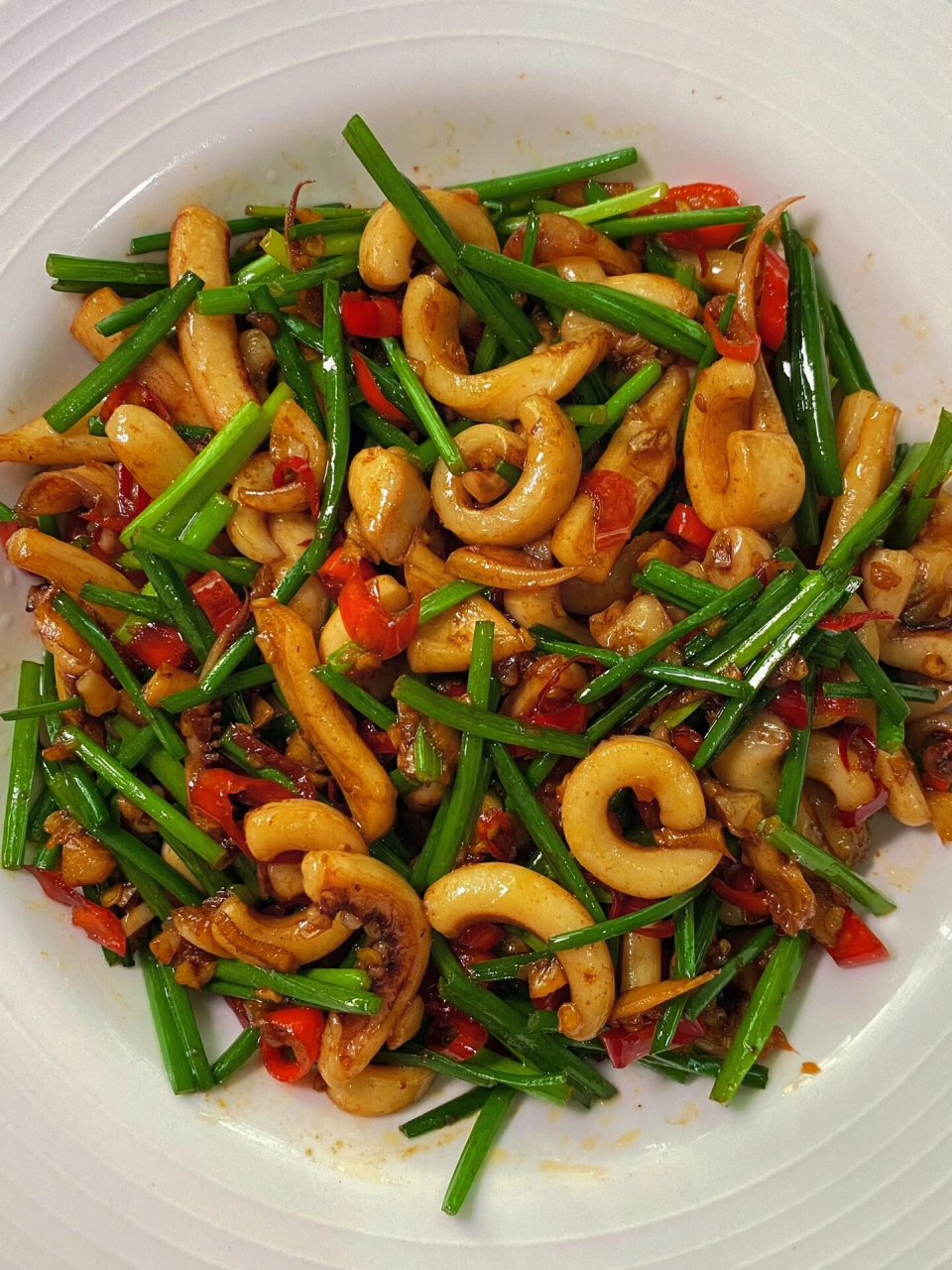 🎈食材准备:鱿鱼,韭菜花,蒜末,生姜,小米辣.