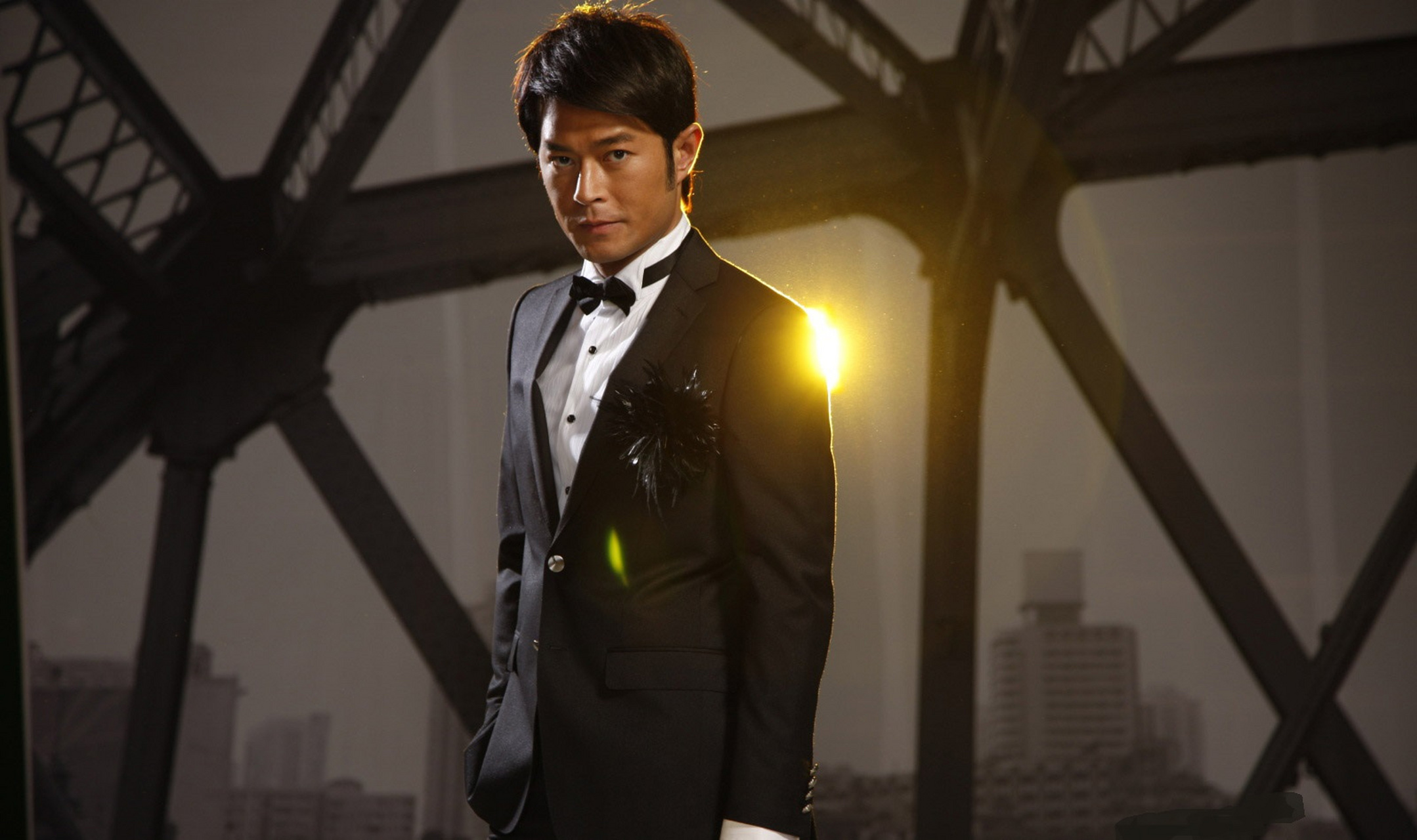 53岁的古天乐否认与女演员宣萱结婚生子引发了网友热议,古天乐在节目