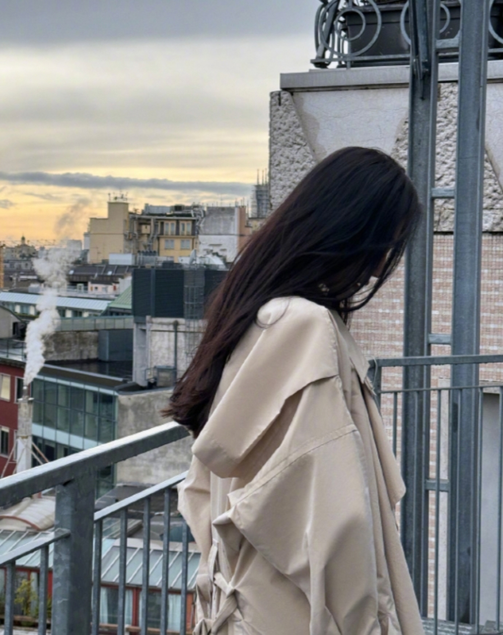 元宵意大利街头,刘诗诗背影美丽. 黑色雨伞好大啊,风衣看着接地气.