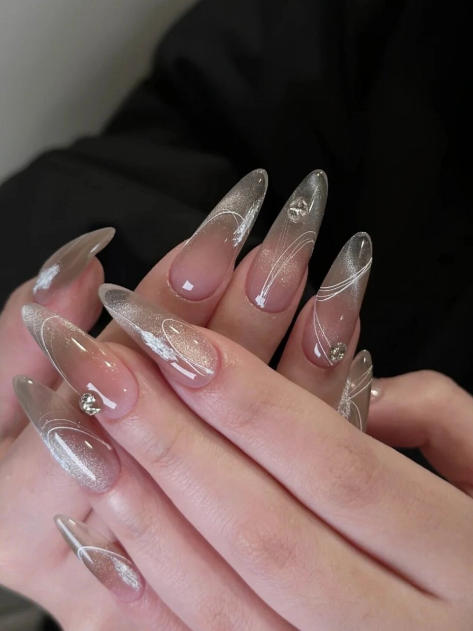 做不腻的一款美甲  这款美甲的设计简约而不失时尚,长长的指甲形状让