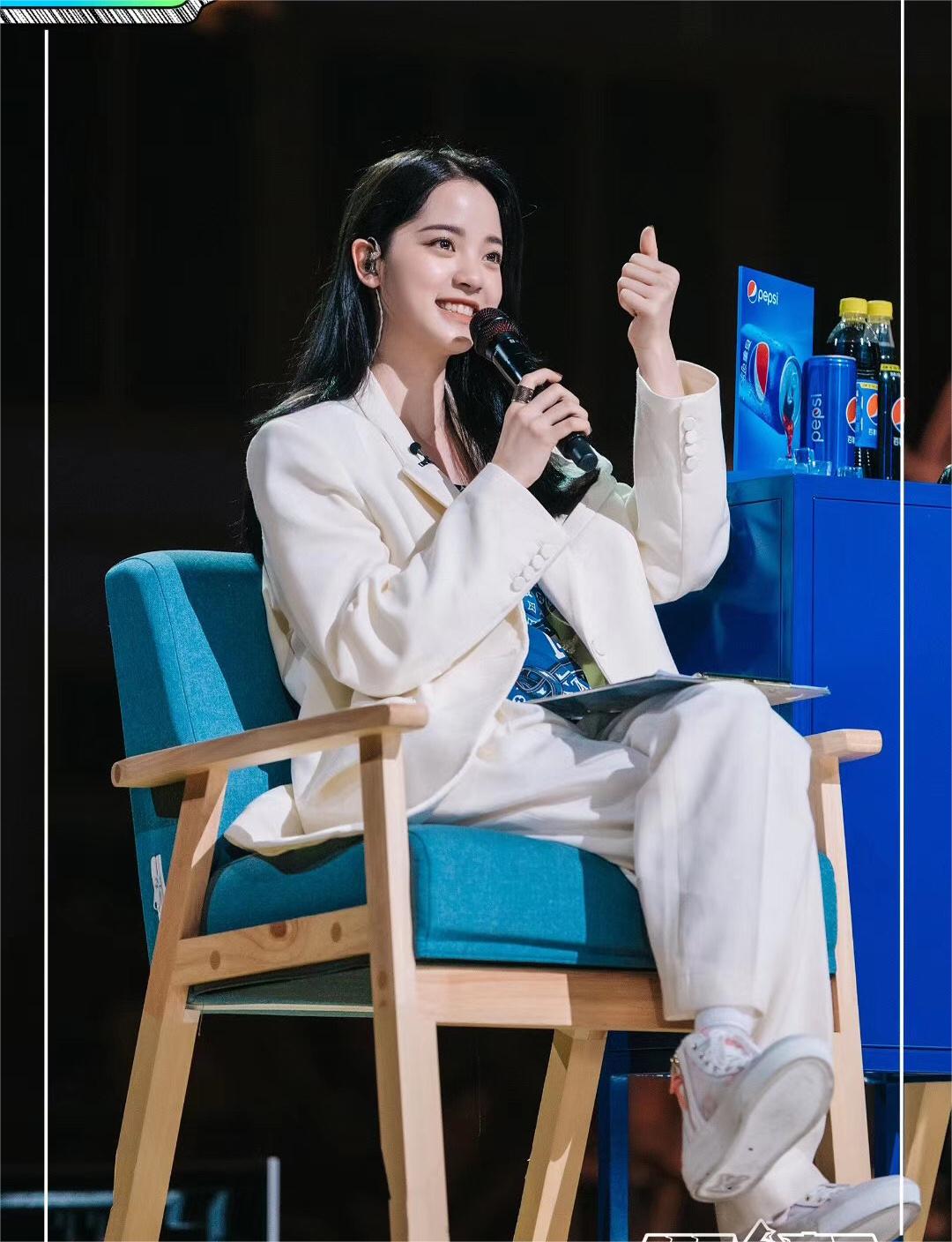 欧阳娜娜在《明日之子乐团季》中的实习导师造型真是让大家眼前一亮