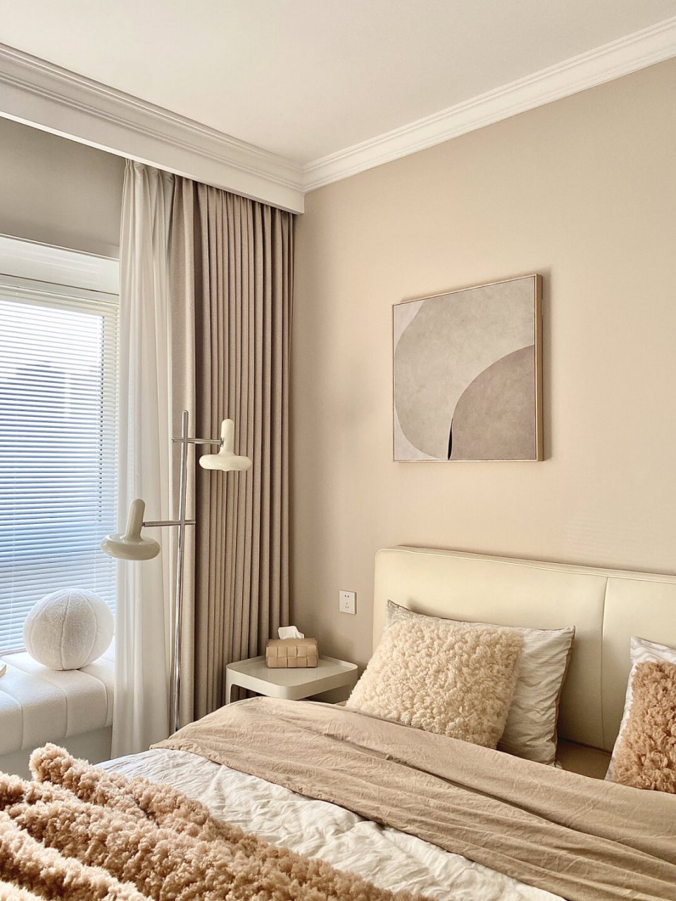 卧室乳胶漆通刷 背景墙颜色布莱垦棕 其余杏子灰 装修初期就纠结选