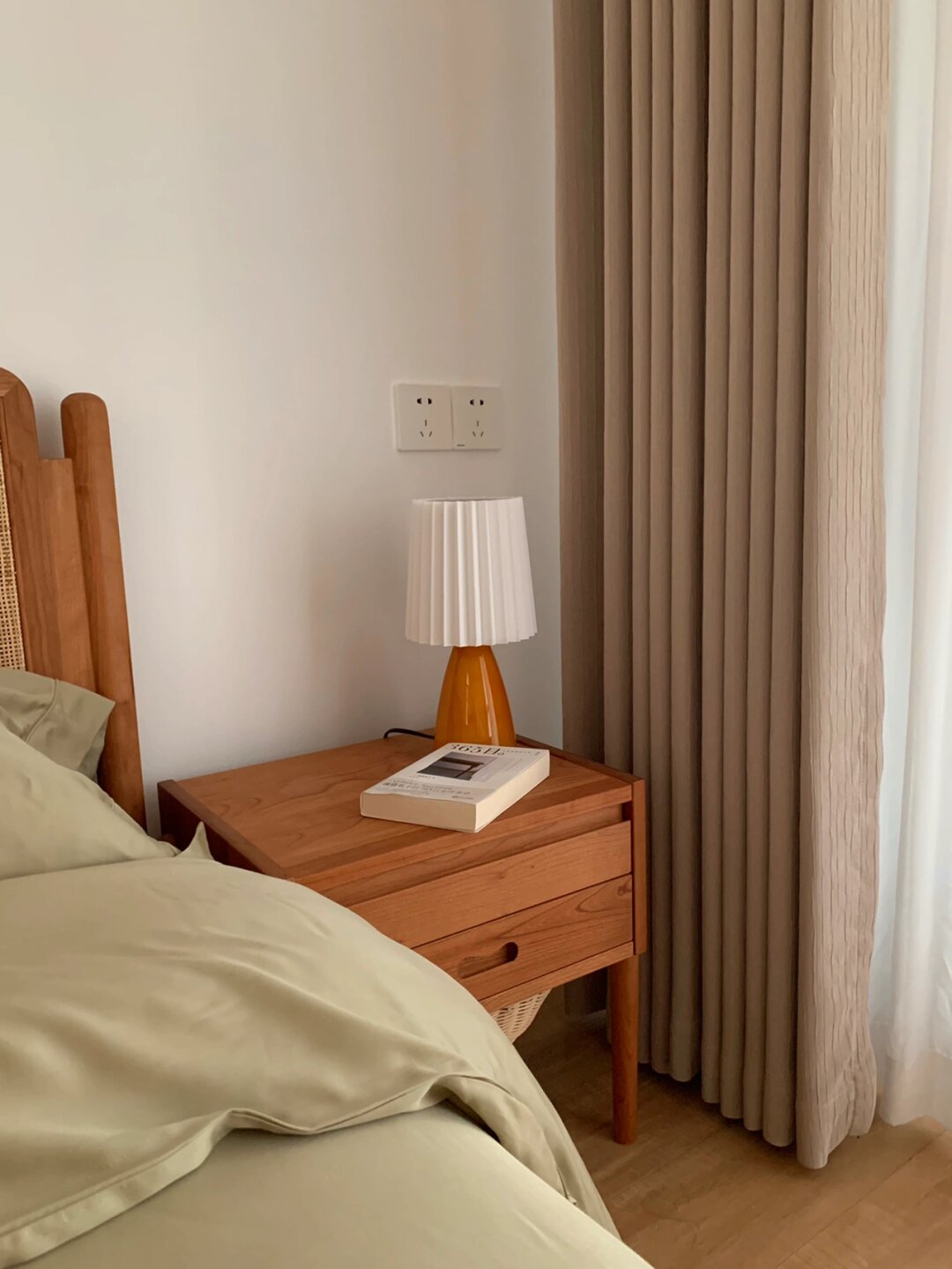 越简单越高级  窗帘,作为软装中不可或缺的灵魂元素,对于家居氛围的