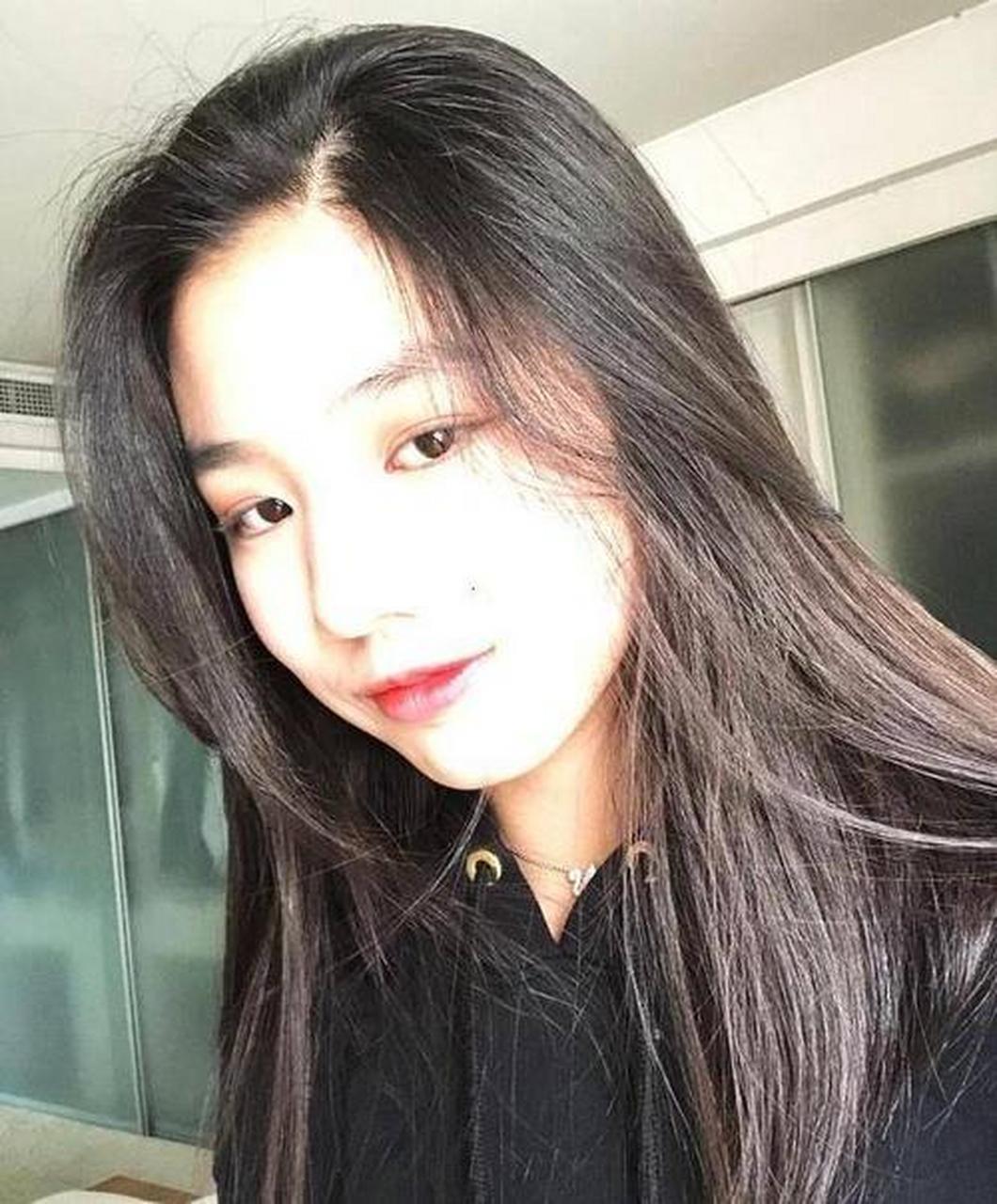 汪峰女儿小苹果近照曝光,19岁的她颜值爆表,气质超凡.