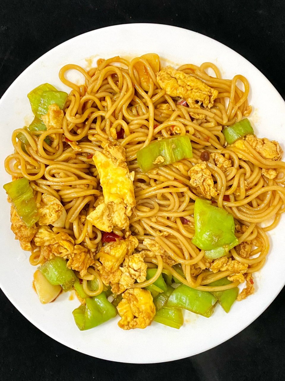 😎  首先,我把面条煮熟,然后过了凉水备用.