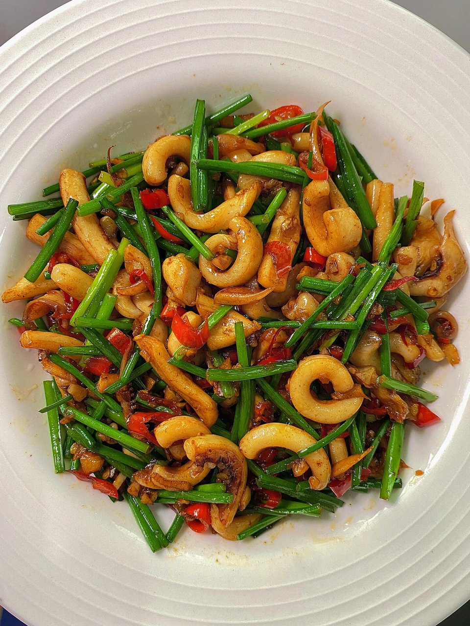 🎈食材准备:鱿鱼,韭菜花,蒜末,生姜,小米辣.