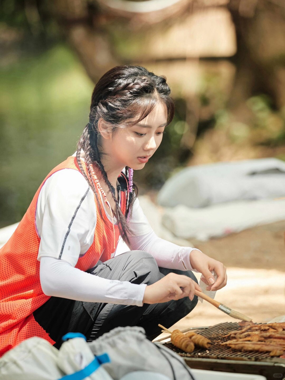 谭松韵《天天向上》:麻花辫女神与大自然的完美融合,清新活力四溢!