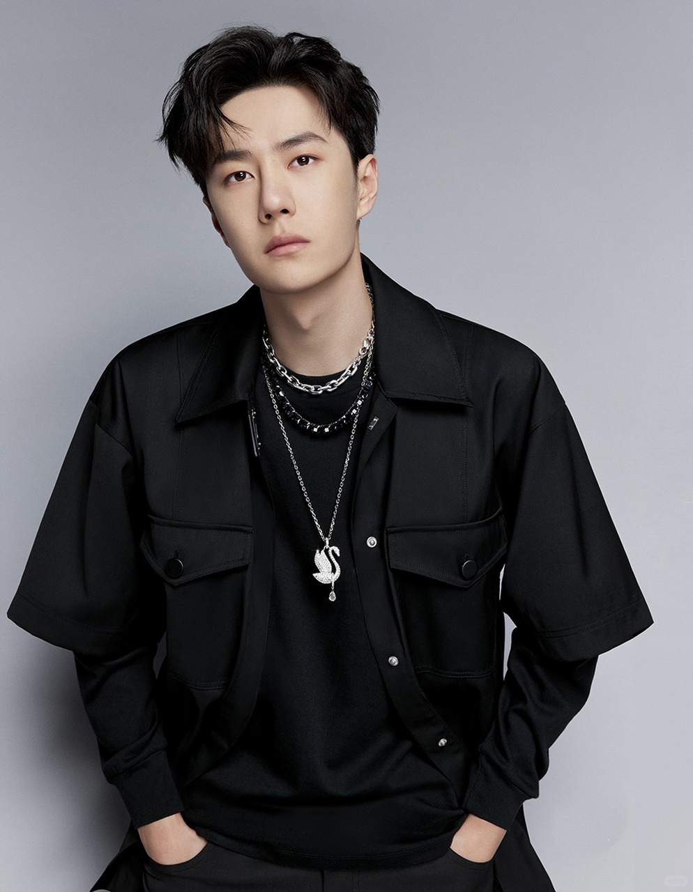 black造型帅翻天际  你们有木有被王一博最近的那套all black海报穿搭