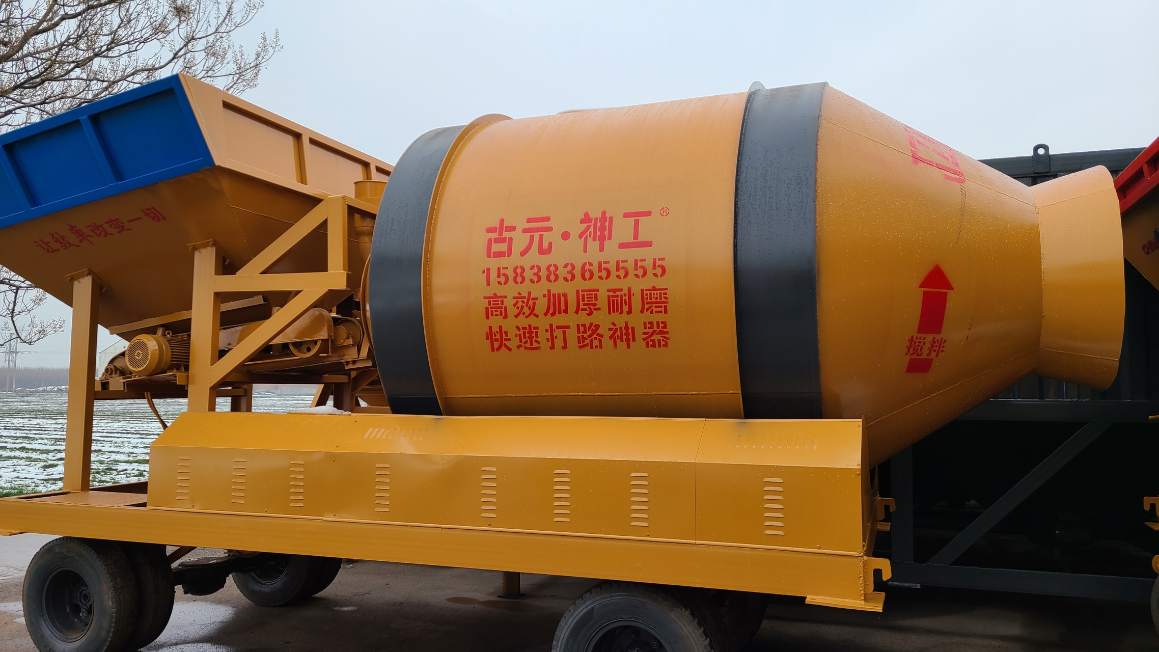 固定斗滚筒搅拌机是一种用于混凝土搅拌的设备,它通常具有较大的料斗