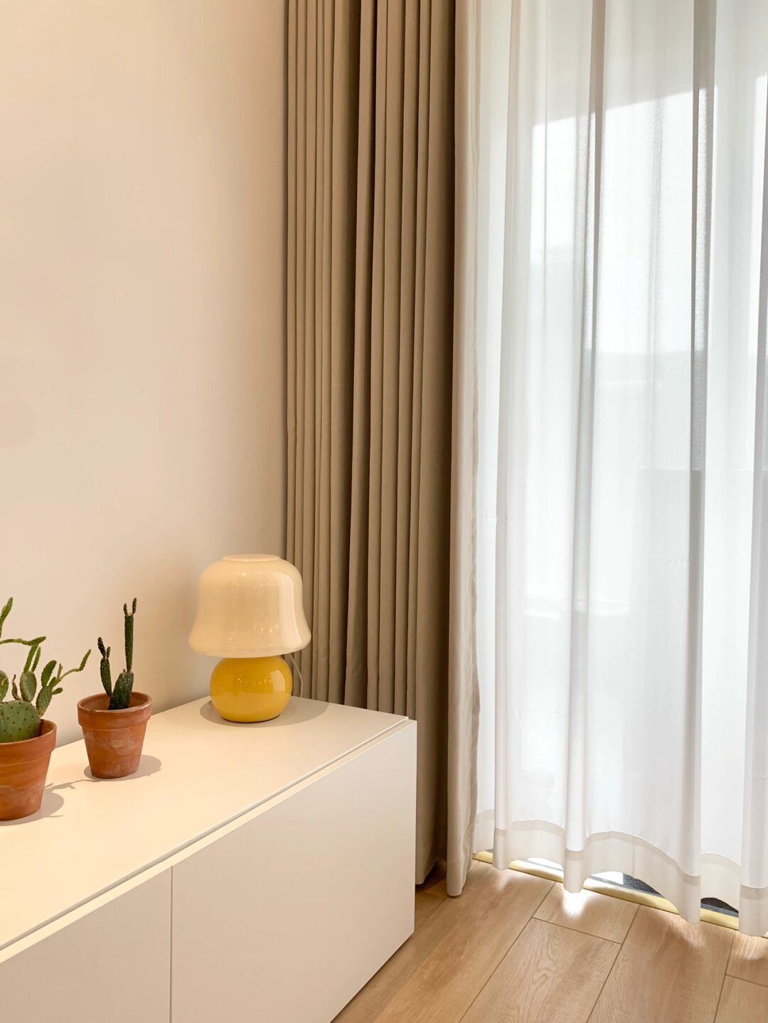 越简单越高级  窗帘,作为软装中不可或缺的灵魂元素,对于家居氛围的