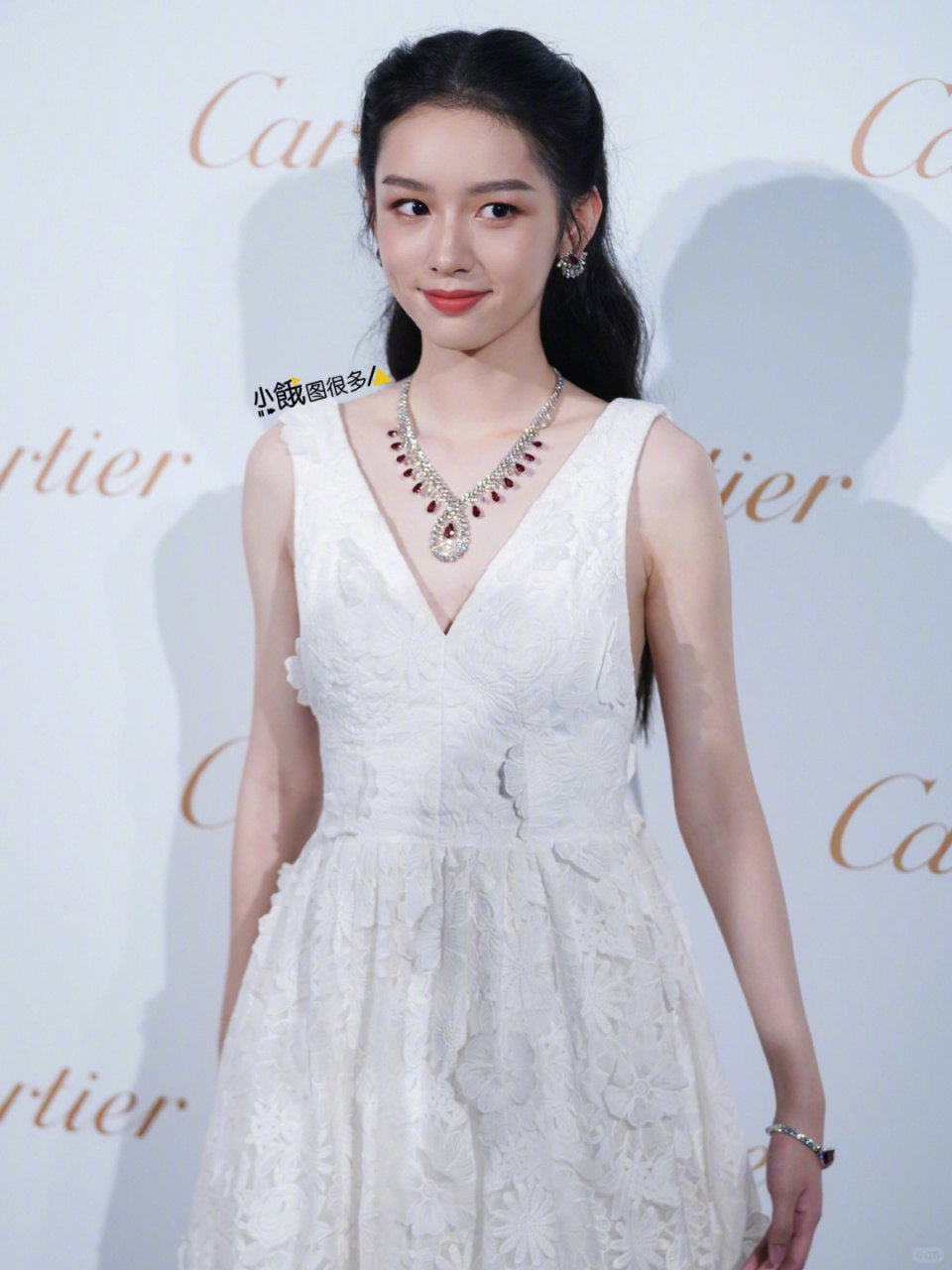 她身着一件白色连衣裙,裙摆轻盈飘逸,随着她的步伐