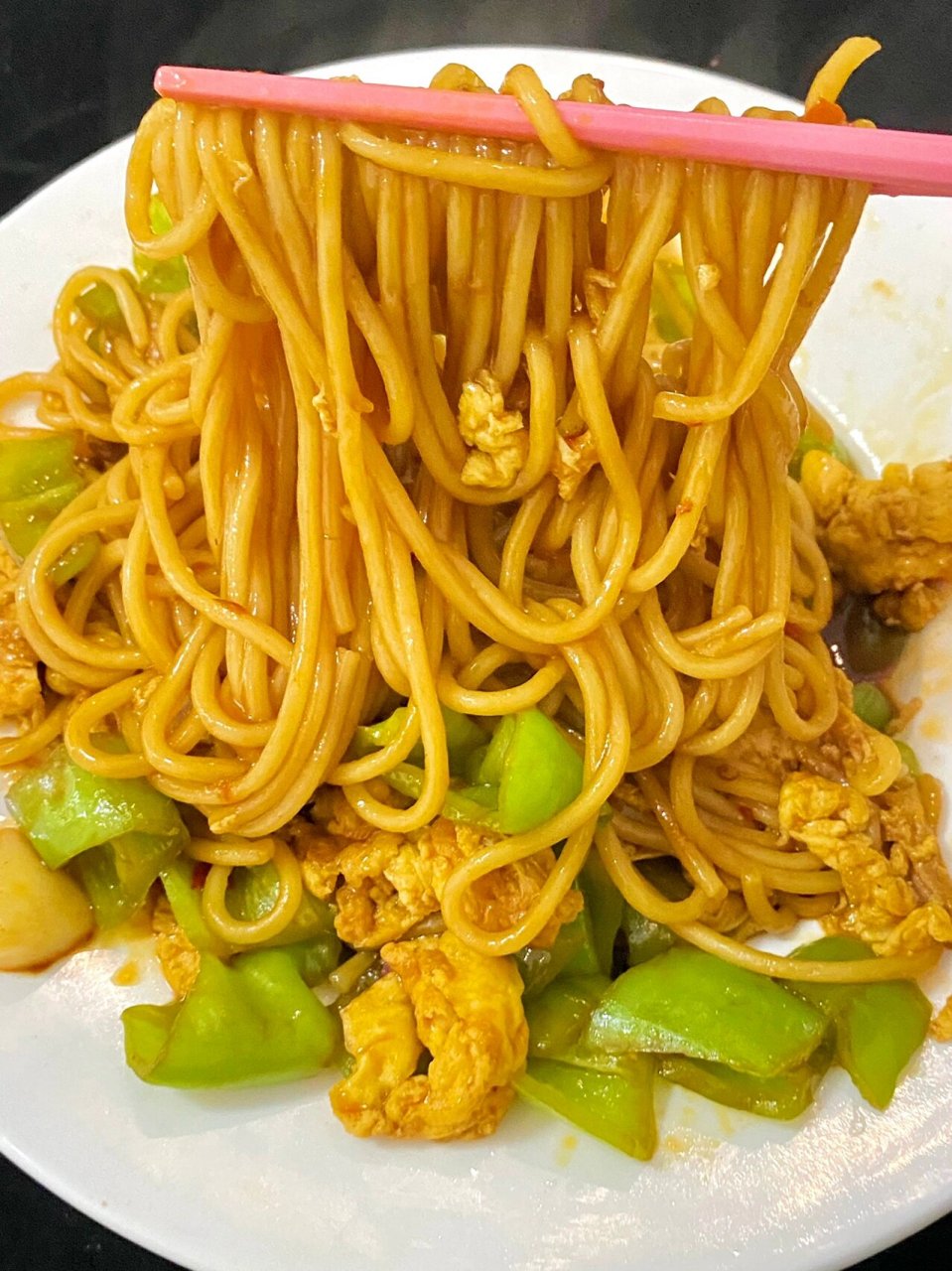 😎  首先,我把面条煮熟,然后过了凉水备用.