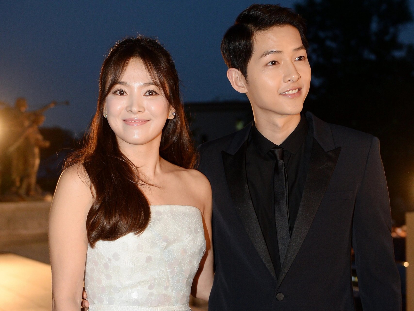 网友在意大利罗马偶遇宋仲基和他老婆,看到他们在街头牵手逛街,漳的