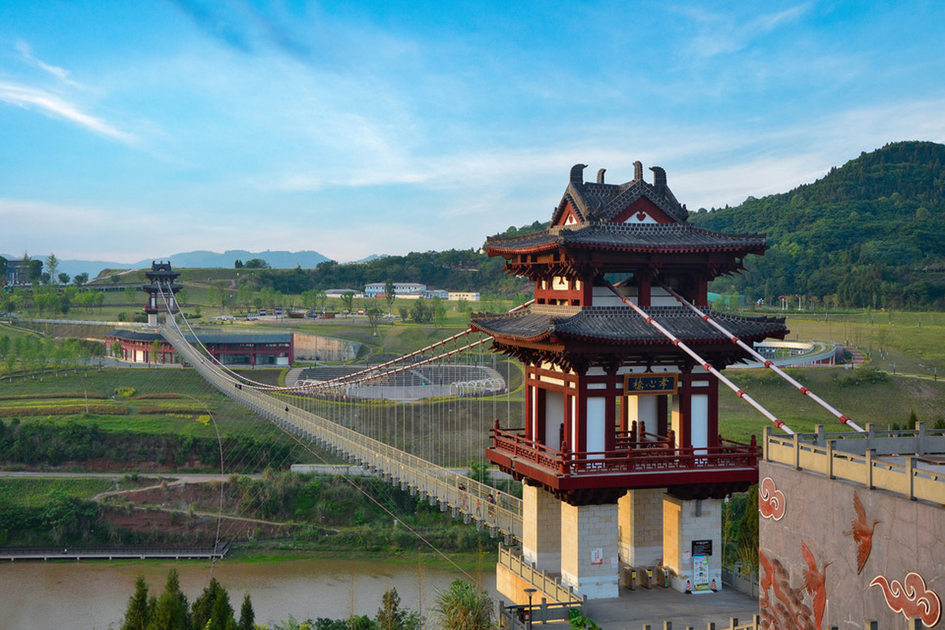 凤垭山位于南充市嘉陵区城南,靠近嘉陵江畔,是该地区的一个重要挛游
