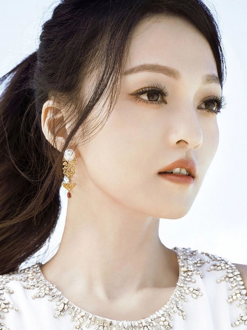 歌声中的不屈力量  张韶涵,这位被誉为"励志女王"的歌手,用她的人生