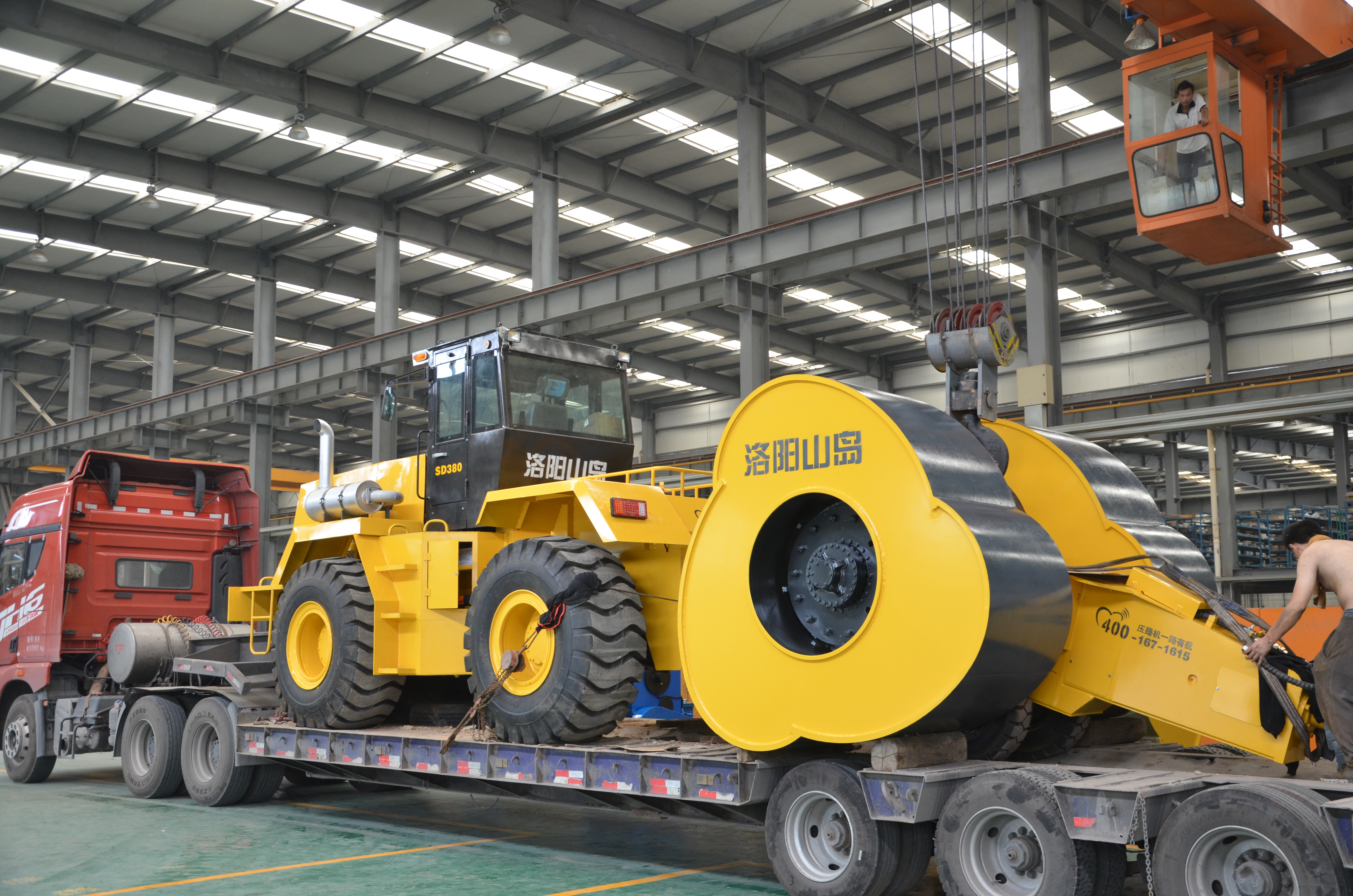 梅花碾冲击式压路机施工操作注意事项之运输转场