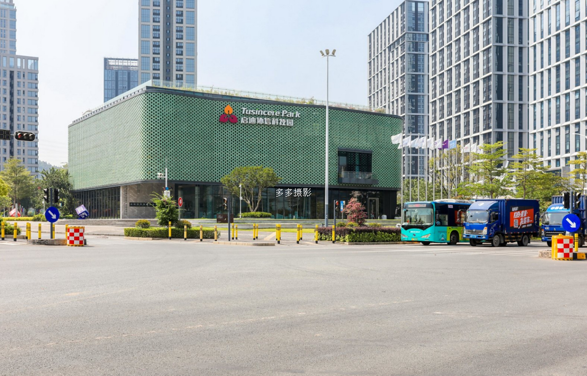 在深圳启迪协信深圳科技园租写字楼时,应考虑地理位置,租金与费用