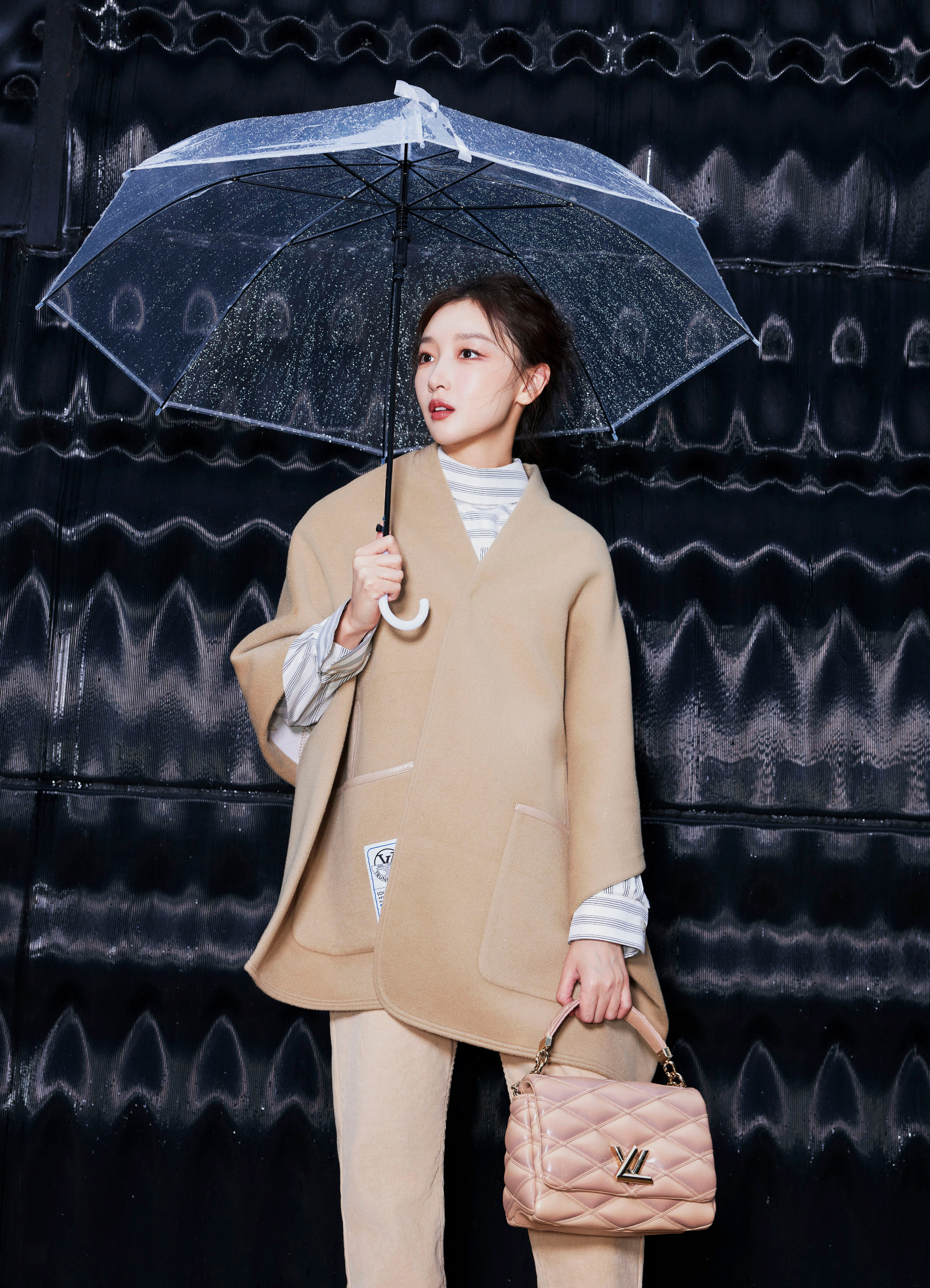 周冬雨亮相巴黎时装周 棕色系穿搭时尚感十足 单手撑伞轻松惬意