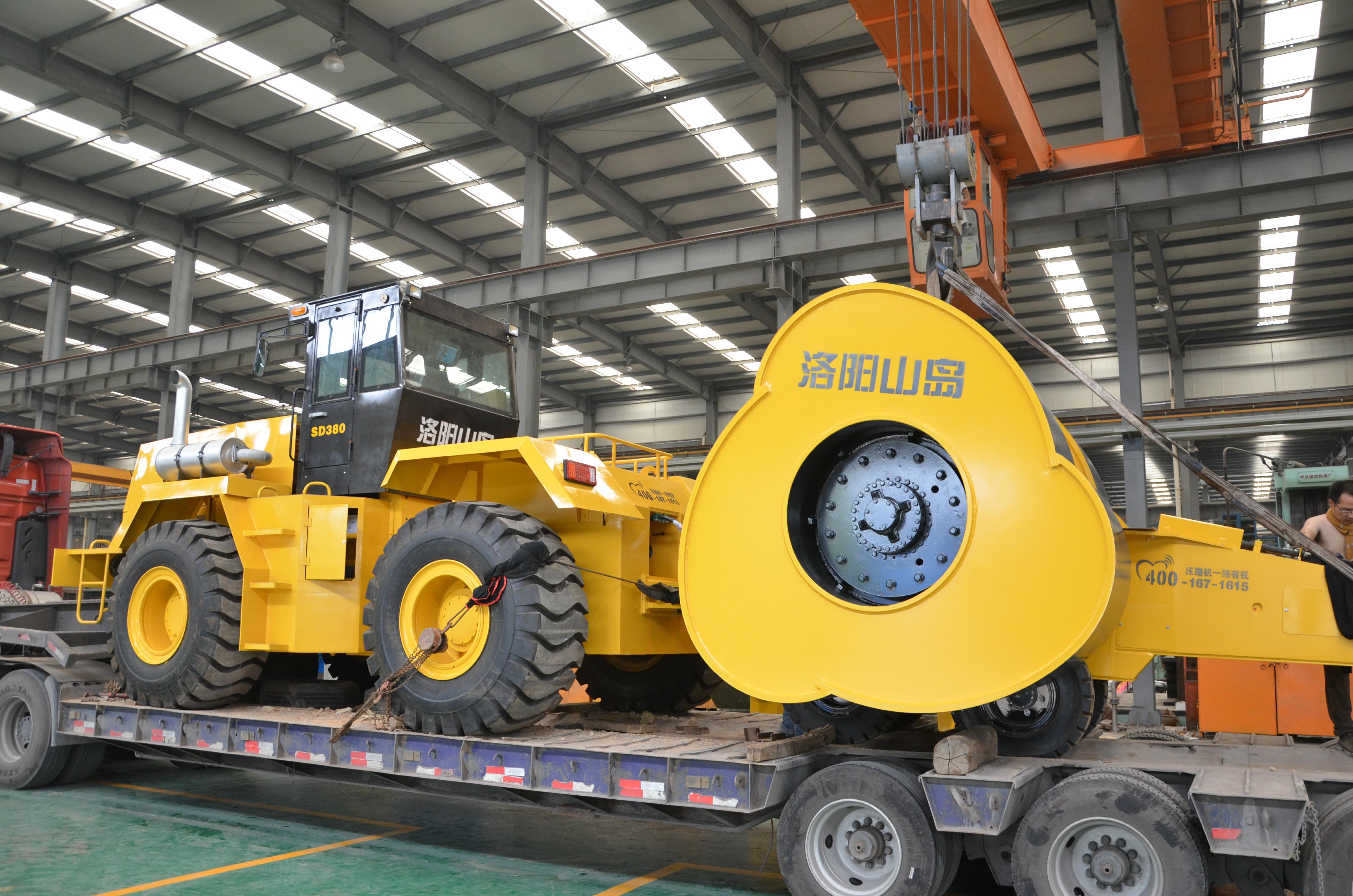 梅花碾冲击式压路机施工操作注意事项之运输转场