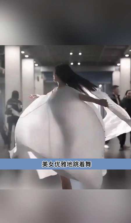 美女在光下跳舞真的太好看了