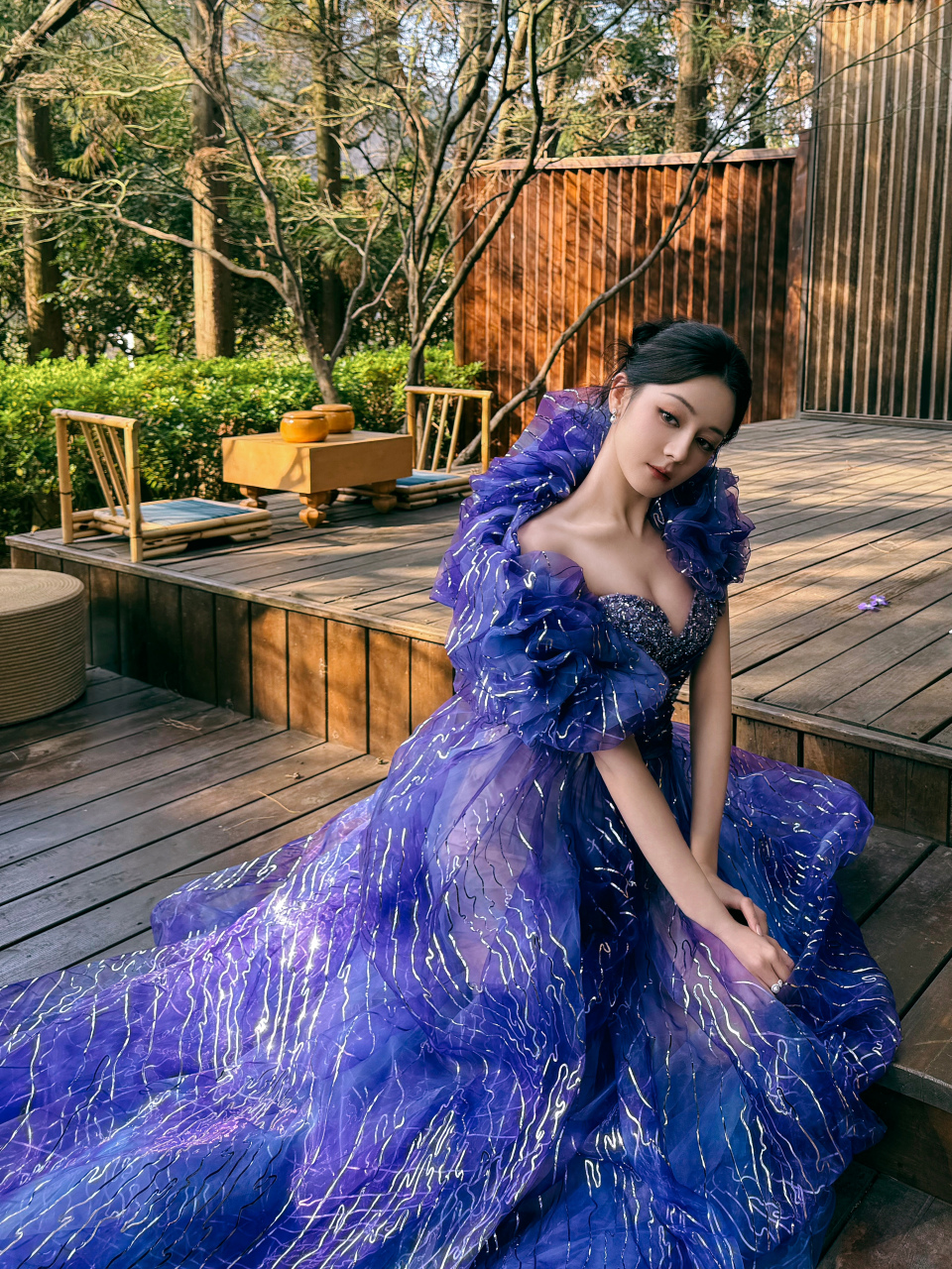迪丽热巴身着华丽的蓝色裙子,独自漫步在花园中,那一刻仿佛她变成了
