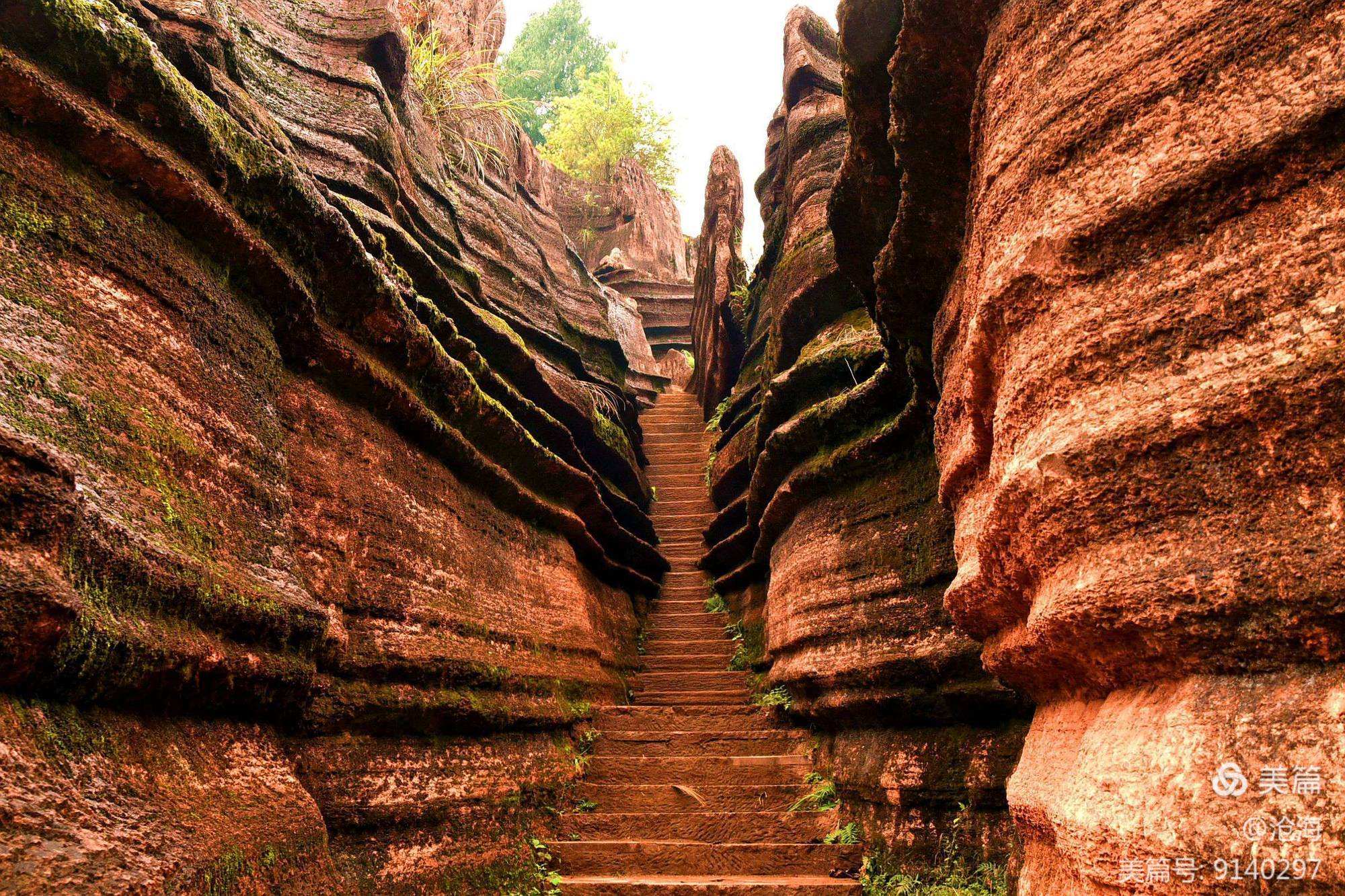 "探秘湘西奇景:古丈红石林的自然奇观与民族风情"